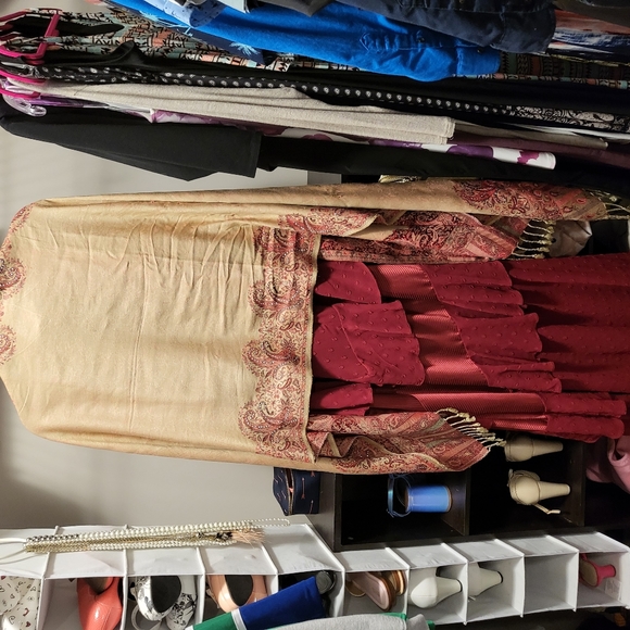 Gown - Picture 3 of 4